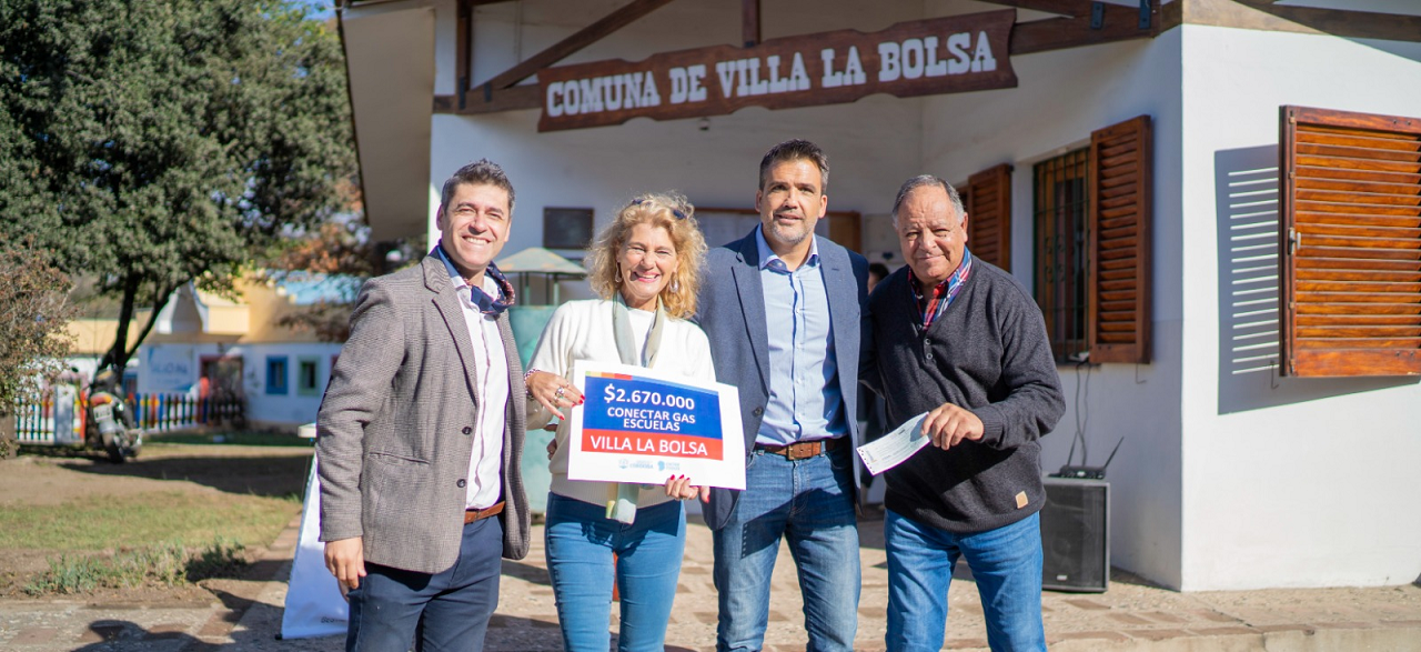 Facundo Torres hizo entrega de fondos para la conexión de gas natural en la Escuela de Villa La Bolsa