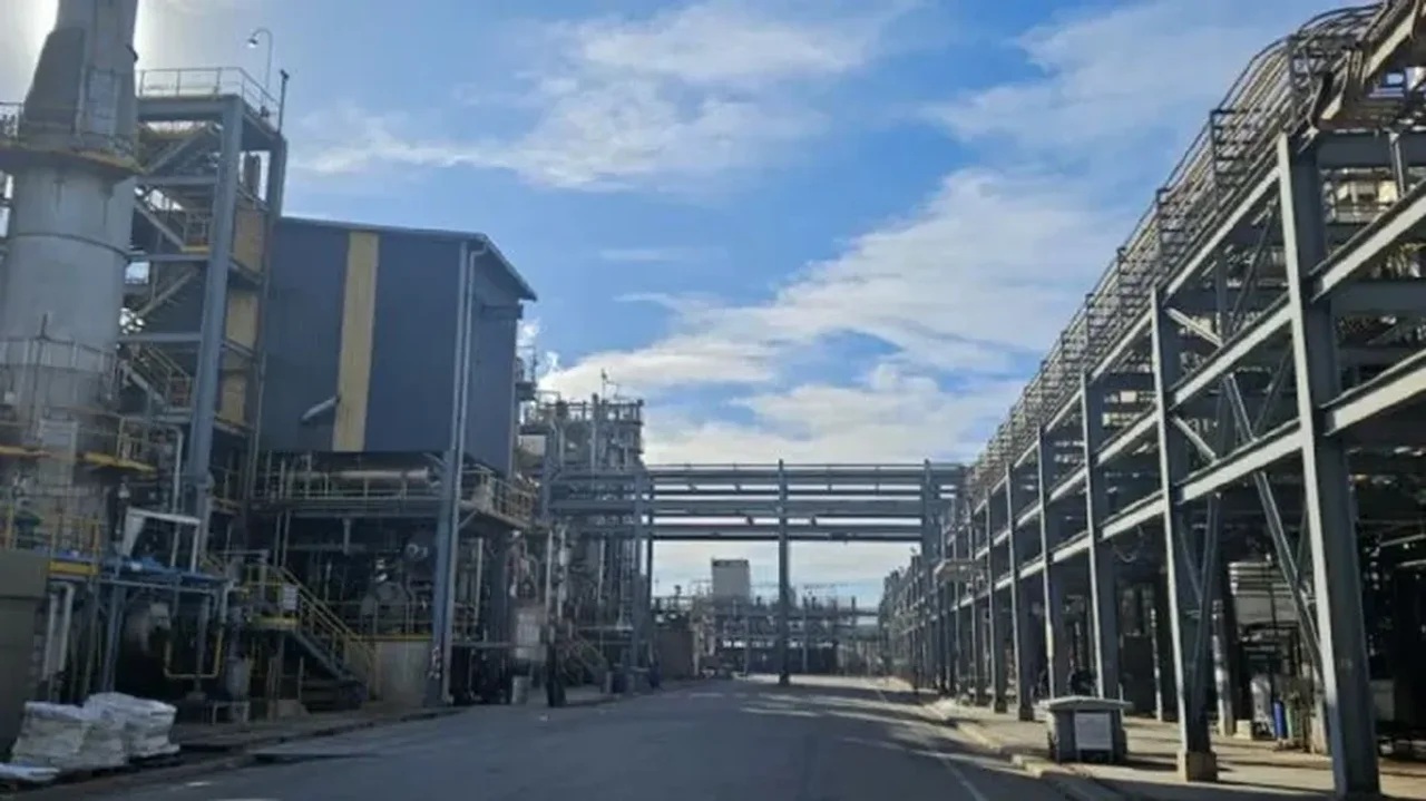 Tensión en Río Tercero: despidos masivos y toma en la petroquímica