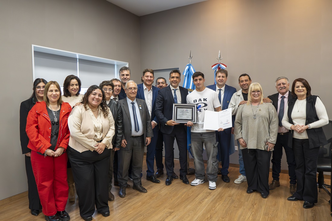 El campeón mundial de BMX 2025, Mateo Espejo fue reconocido por la Unicameral