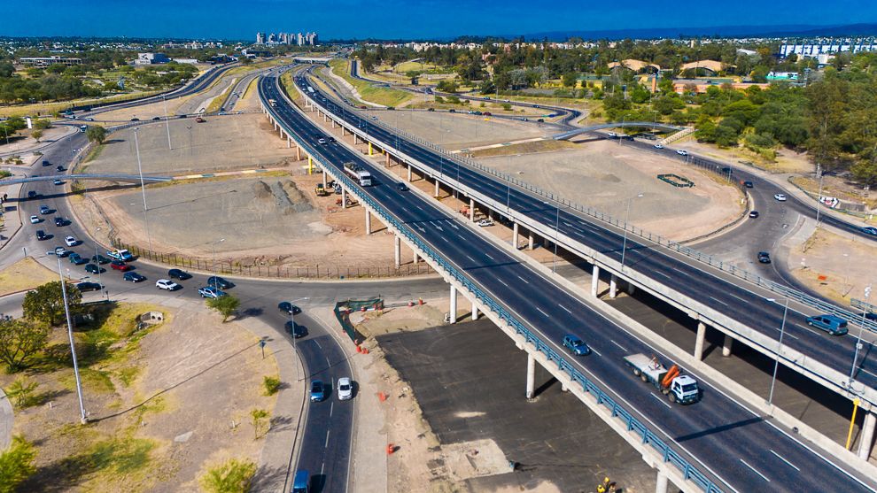 La construcción del nuevo estacionamientos frente al Estadio Kempes, con un avance del 40%