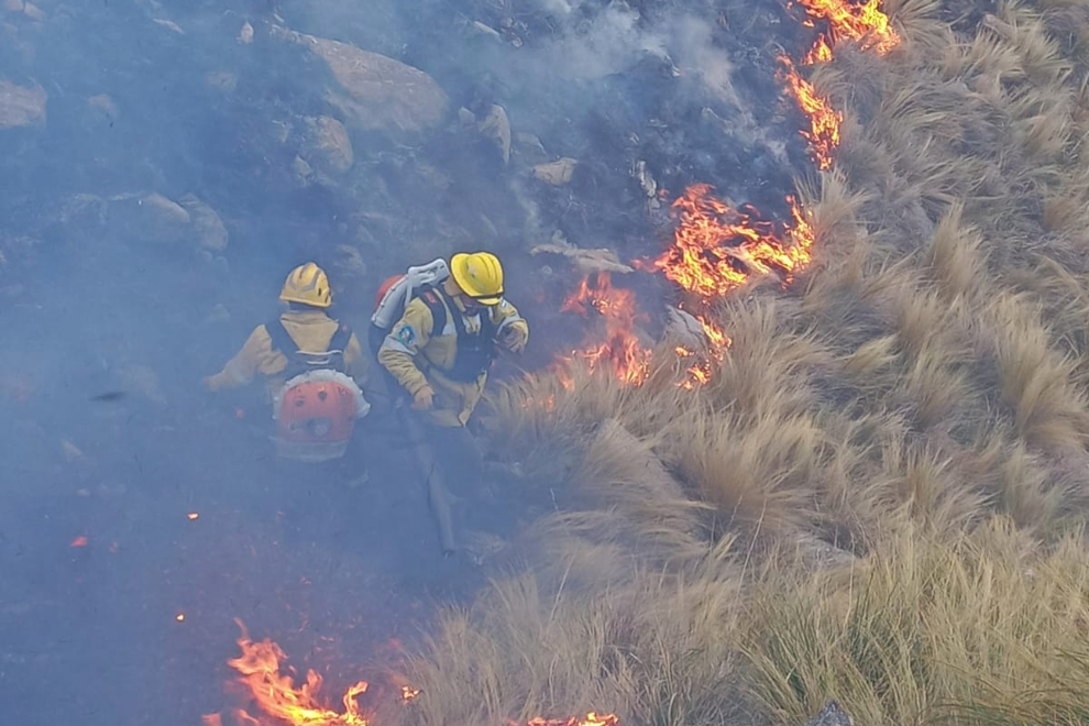 Bomberos combaten un incendio en el Parque Nacional Quebrada del Condorito