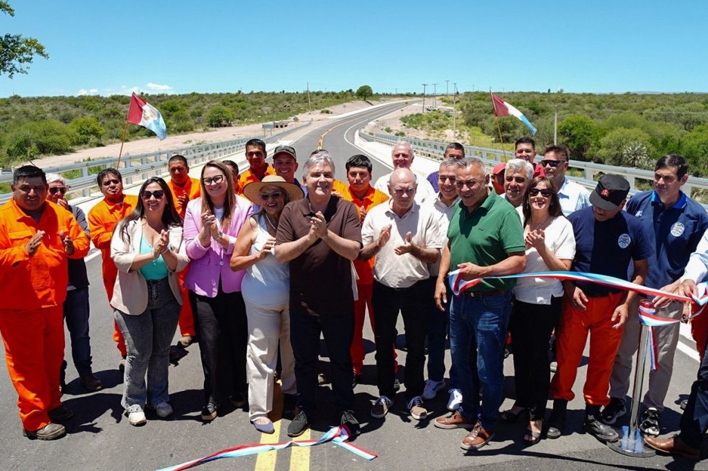 Llaryora inauguró la pavimentación del primer tramo del Camino de Los Gigantes