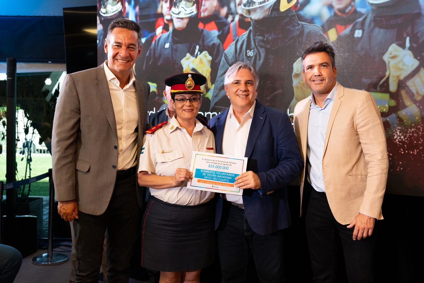 Llaryora entregó aportes a bomberos voluntarios por más de $600 millones