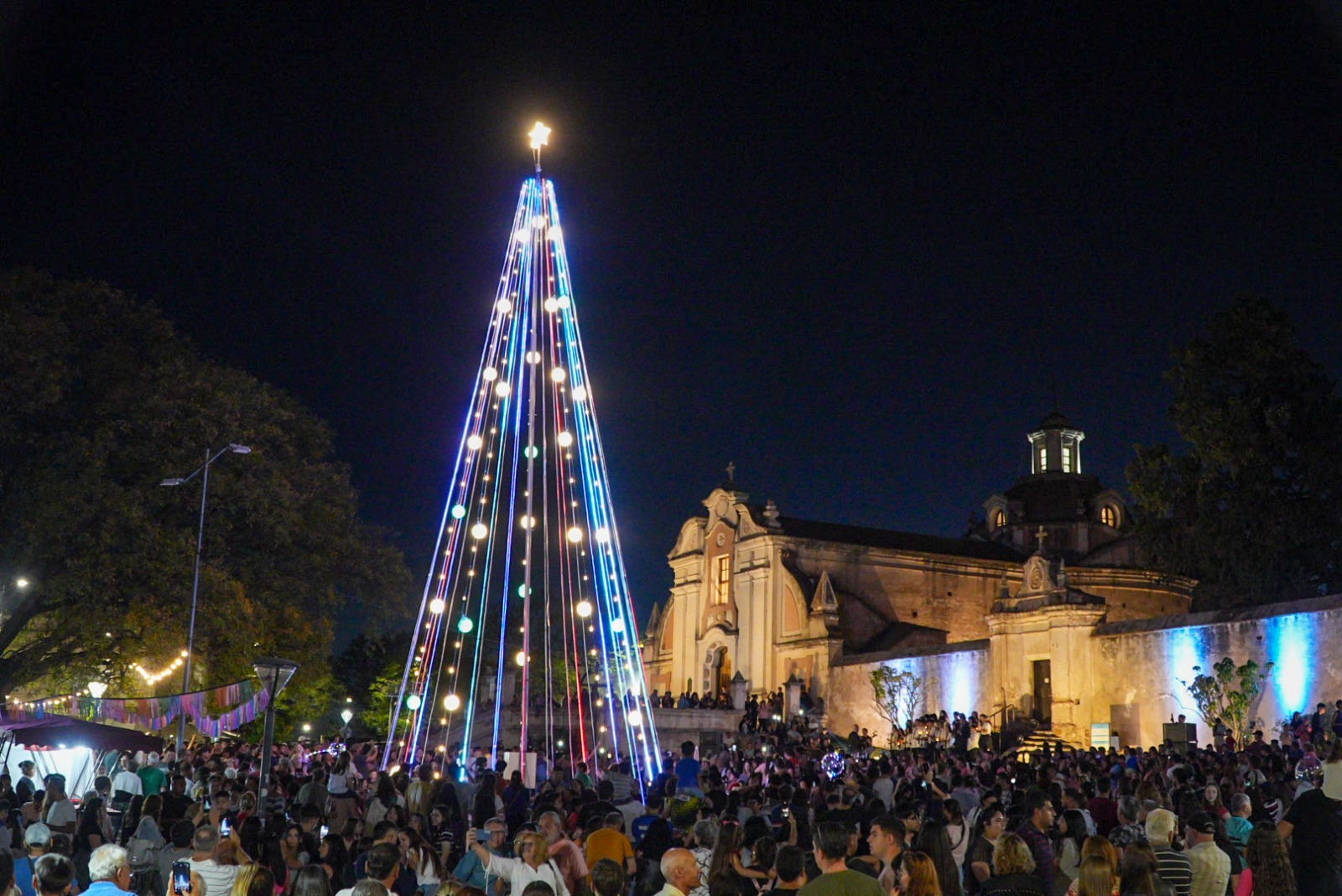 Entre música y un gran despliegue comercial, Alta Gracia vivió el encendido de su tradicional árbol navideño