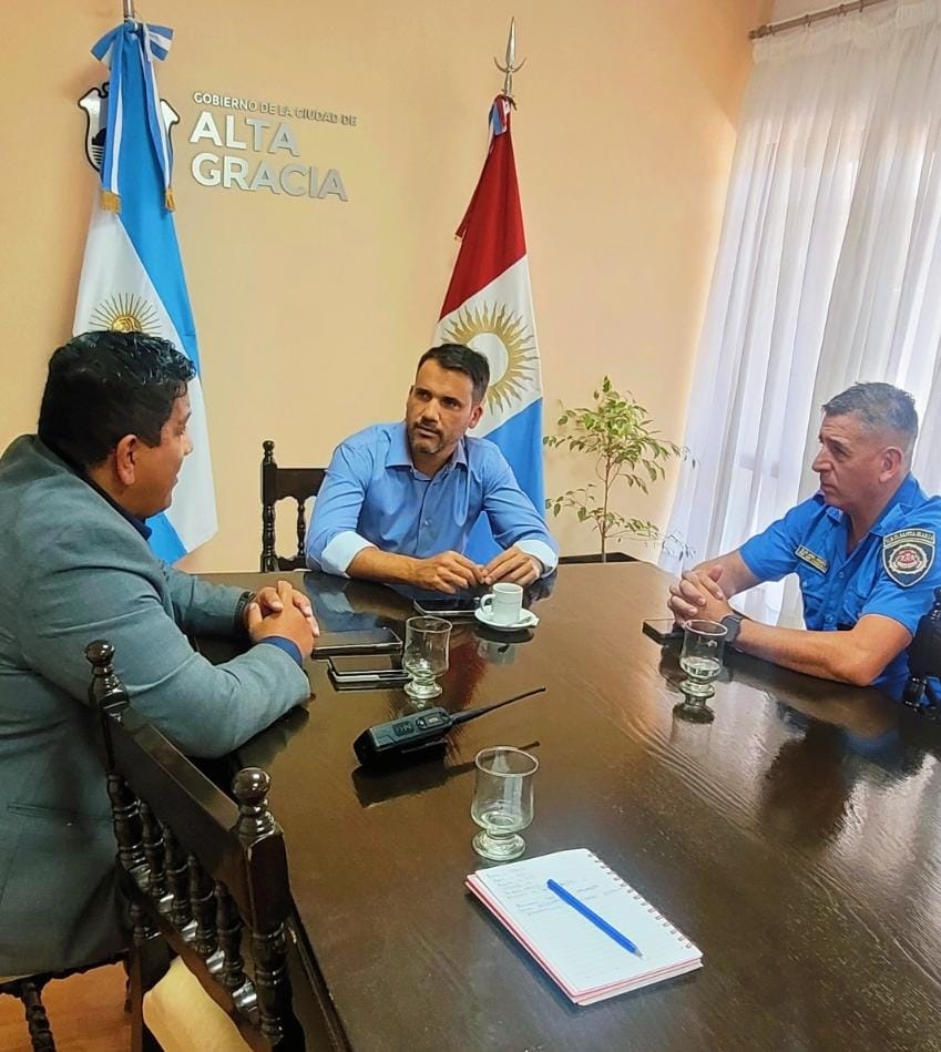 REUNIÓN COORDINADORA ENTRE EL INTENDENTE TORRES Y LA CÚPULA DE LA DEPARTAMENTAL SANTA MARÍA PARA FORTALECER LA SEGURIDAD