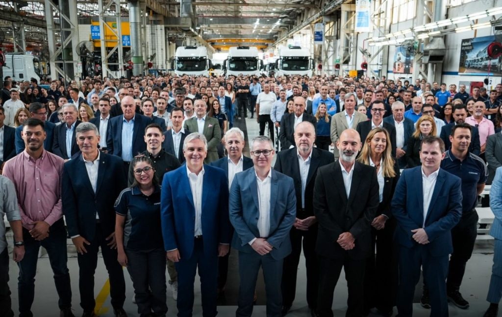 Llaryora pidió defender la industria nacional y exigió igualdad de condiciones para competir