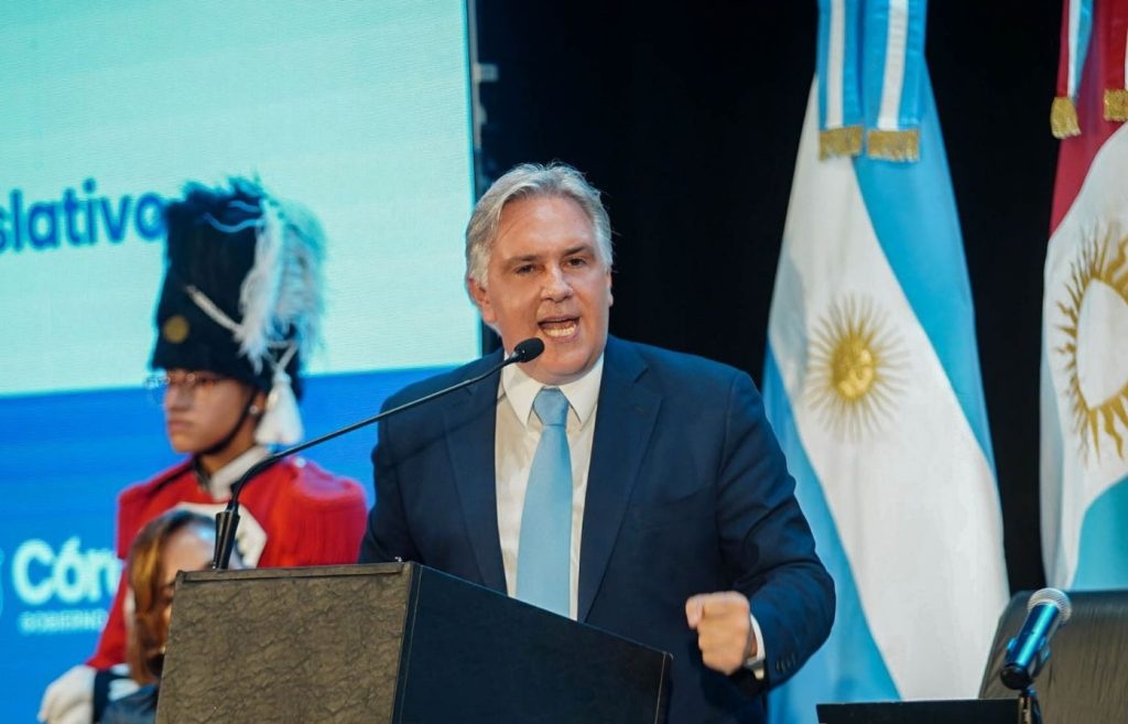 Llaryora anunció una suba de la jubilación mínima provincial a 800 mil pesos