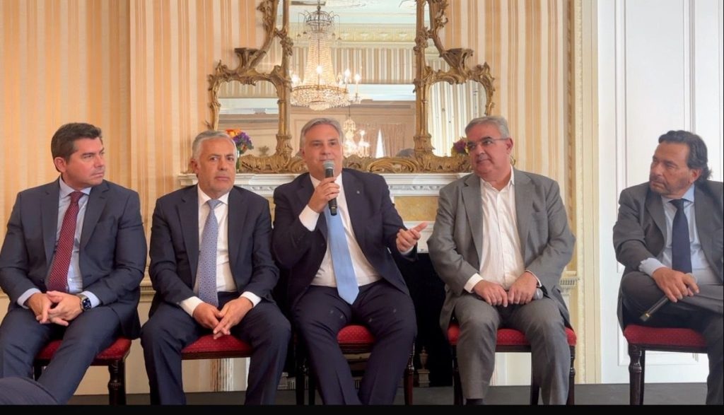 Llaryora en el Council of the Americas: “Es el momento de ponerse la camiseta de Argentina”