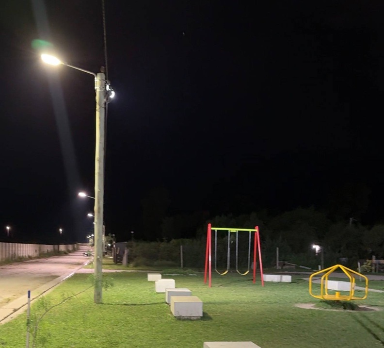 SERVICIOS PÚBLICOS: INSTALAN NUEVA ILUMINACIÓN EN CALLE PÚBLICA DE BARRIO PRIMERO DE MAYO