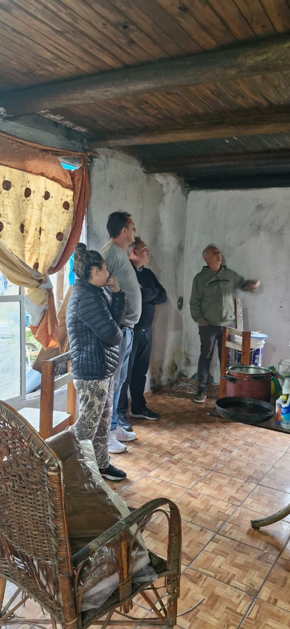 El municipio activó un operativo de asistencia tras un incendio con pérdidas totales