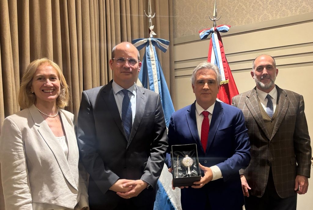 Llaryora encabezó una reunión con el PNUD y recibió a su representante en Argentina