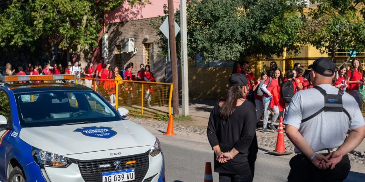 La Provincia oficializó el cobro de operativos por amenazas en escuelas: Se publicó el protocolo en el Boletín Oficial