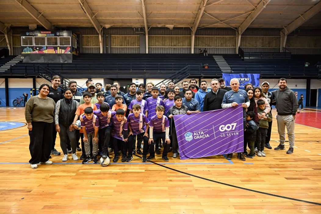 FÚTBOL INFANTIL: ENTREGARON EQUIPOS A LOS REPRESENTANTES DE ALTA GRACIA