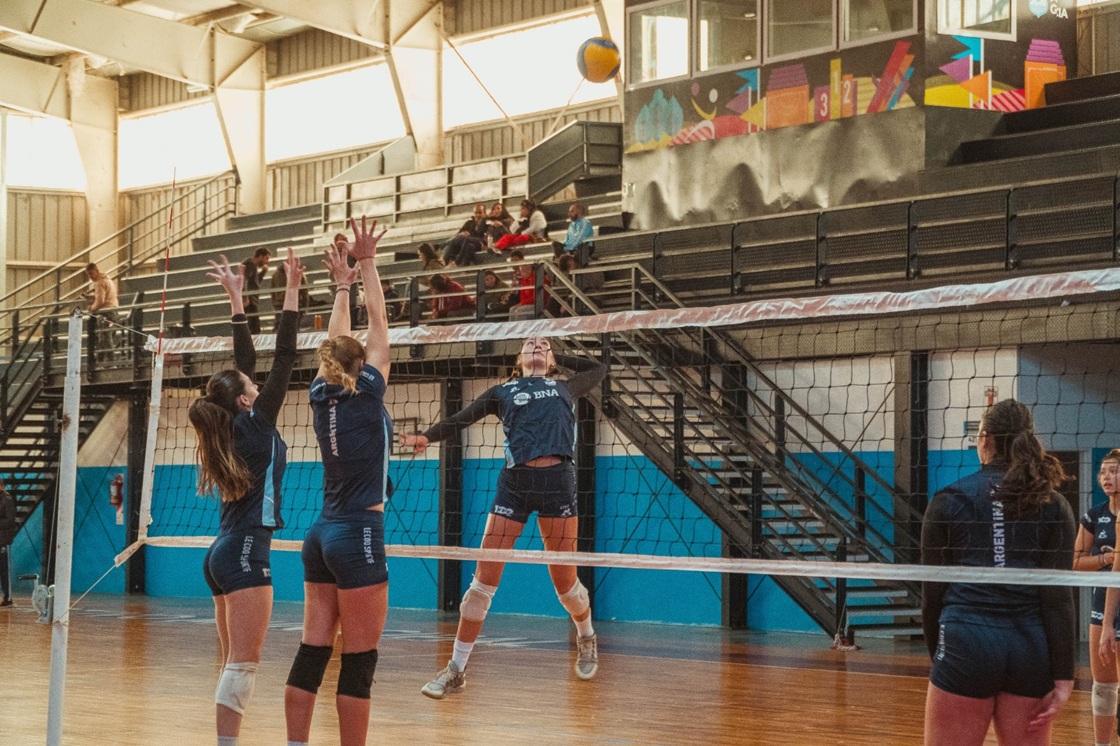 Alta Gracia recibe un gran torneo de Máster Vóley con la participación de delegaciones de distintas provincias