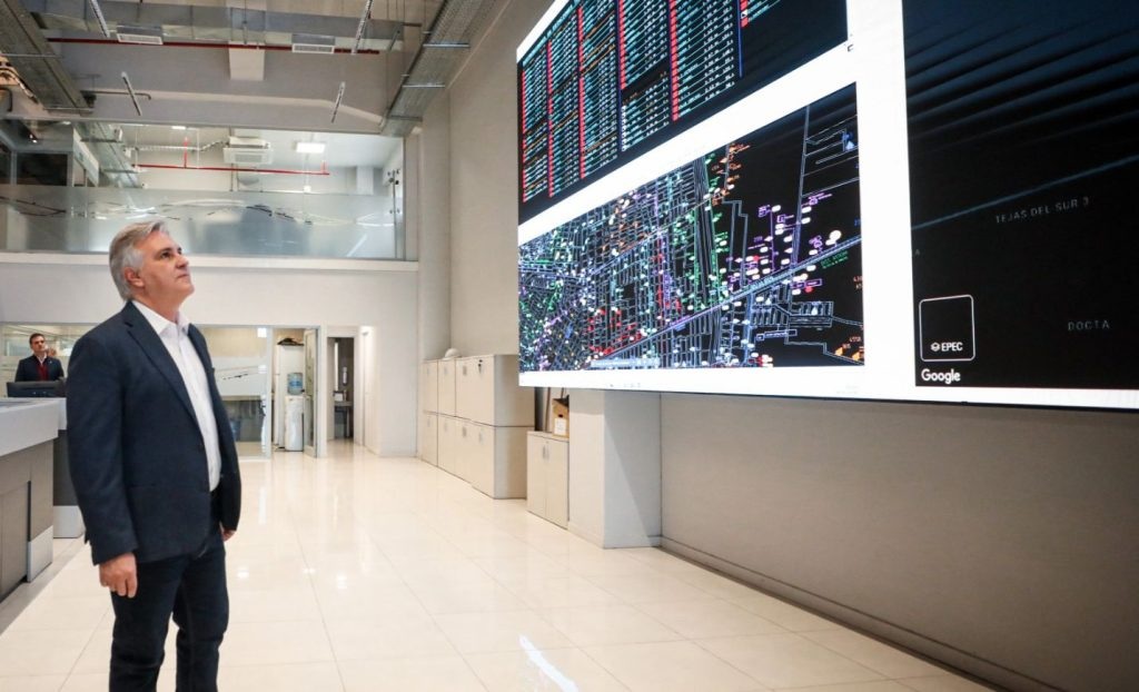 Ciudad de Córdoba: Llaryora recorrió el nuevo Centro de Control de Alumbrado Público Inteligente de EPEC