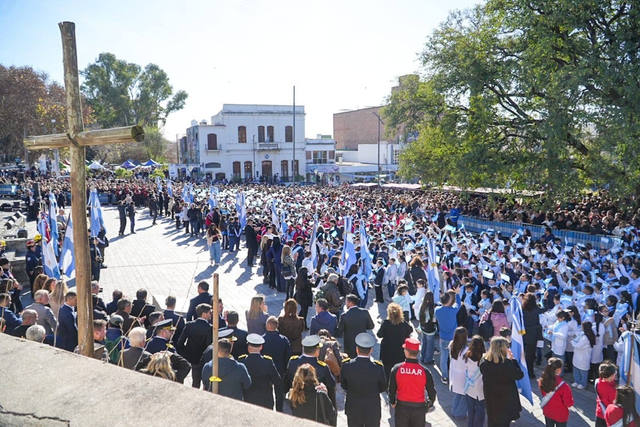 GALERÍA: CON ORGULLO Y EMOCIÓN,  ESTUDIANTES PROMETIERON LEALTAD A LA BANDERA