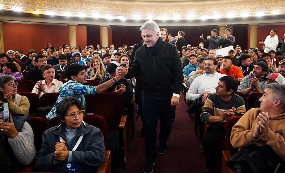 Llaryora asistió a la presentación de la película sobre la tarea del Hogar de Cristo en las barriadas populares
