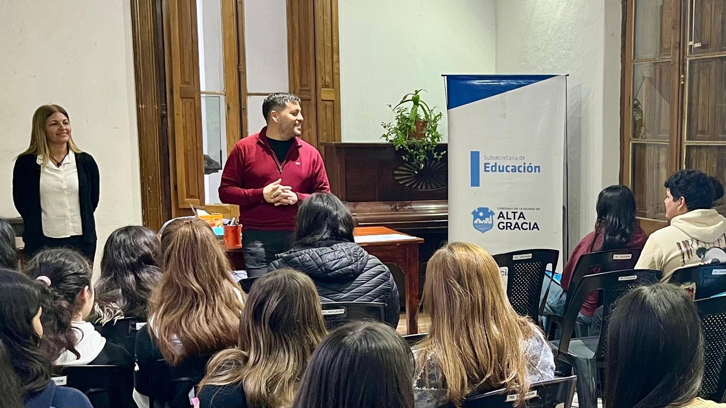 Más de 200 estudiantes de Alta Gracia iniciaron sus pasantías educativas