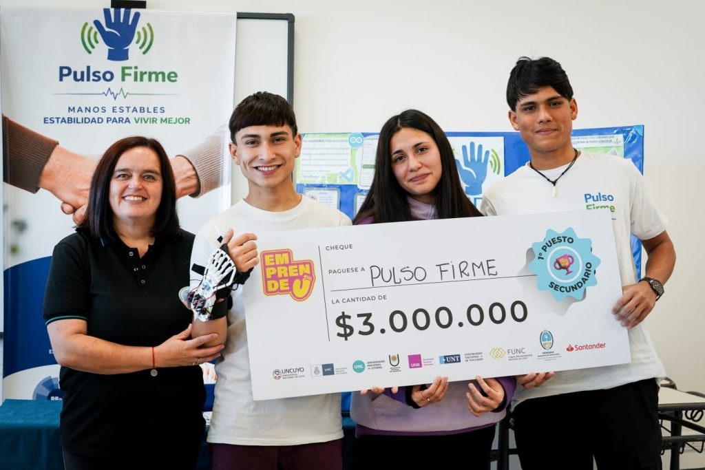 Estudiantes altagracienses crearon una mano robótica para rehabilitación de personas con Parkinson y artritis