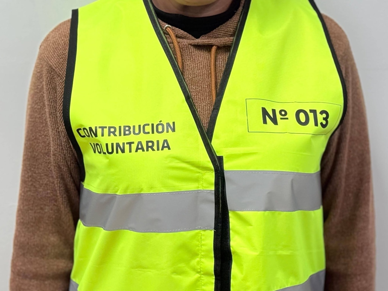 Avanza la entrega de material identificatorio a cuidacoches habilitados