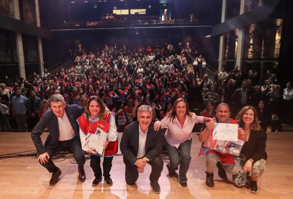 Llaryora presentó el programa de acompañamiento integral “Hola Familia”