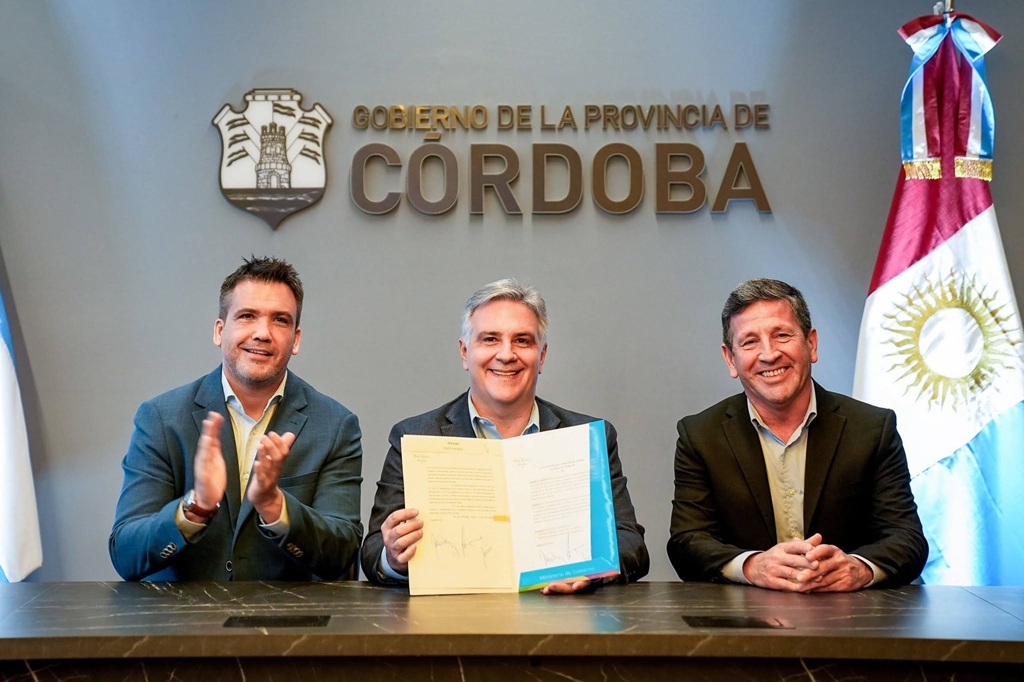 Llaryora firmó proyectos de ley para establecer nuevos radios urbanos en 22 municipios y comunas de Córdoba