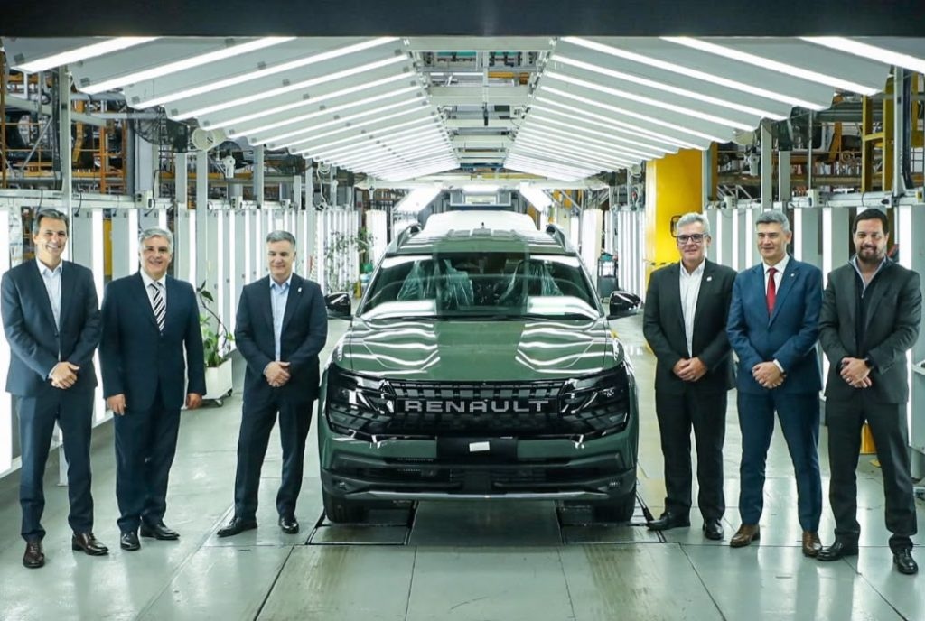 Llaryora en el lanzamiento de la pick-up Niagara en Renault: “Queremos que la provincia siga siendo el corazón industrial de Argentina”